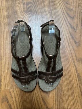 Privo By Clarks Brown T-Strap Cushioned Footbed. Casual Vacation Resortwear